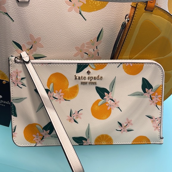 Kate Spade Lucy Orange Toss Printed Medium L-Zip Wristlet
Cream Multi
NWT - Picture 7 of 16